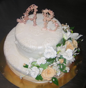 Двухъярусный Белоснежный Свадебный торт с КРУЖЕВАМИ и инициалами молодоженов